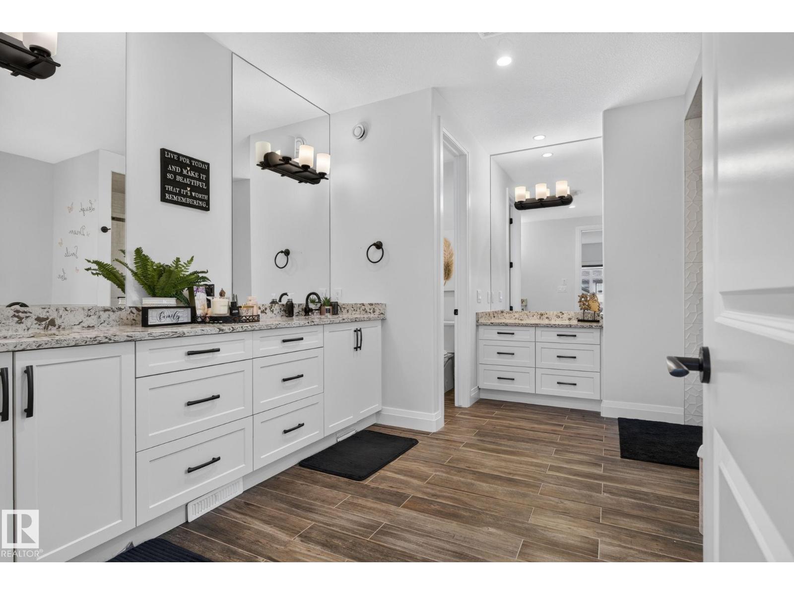5928 30 ST NE - 29