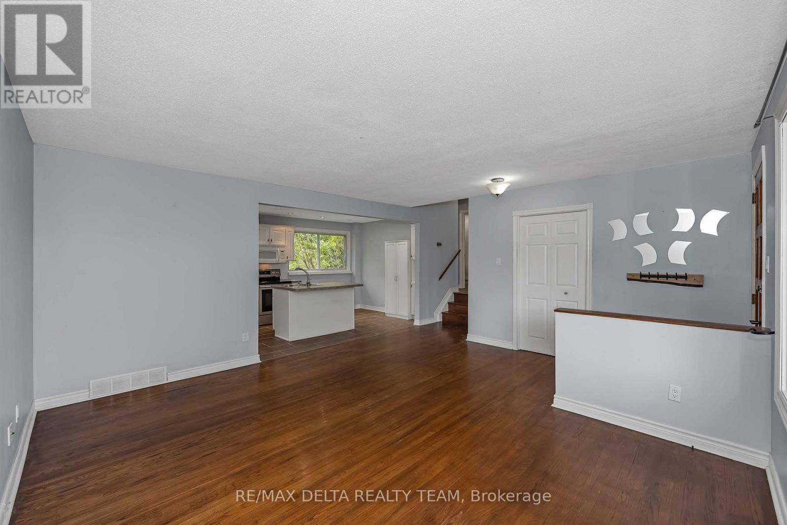 3 Bed, 2 Bath House for Sale in Ottawa – 841 BALSAM DRIVE, Ottawa – MLS# X13464896 - Image 11