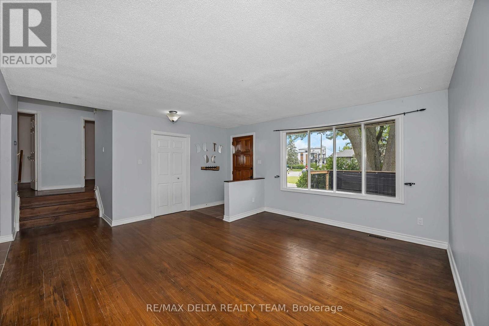 3 Bed, 2 Bath House for Sale in Ottawa – 841 BALSAM DRIVE, Ottawa – MLS# X13464896 - Image 9