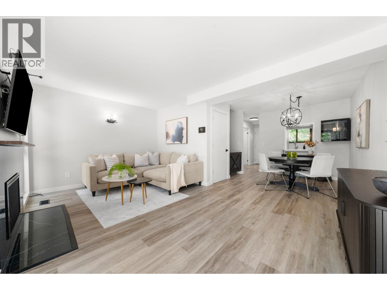 18 220 E 11TH STREET, North Vancouver