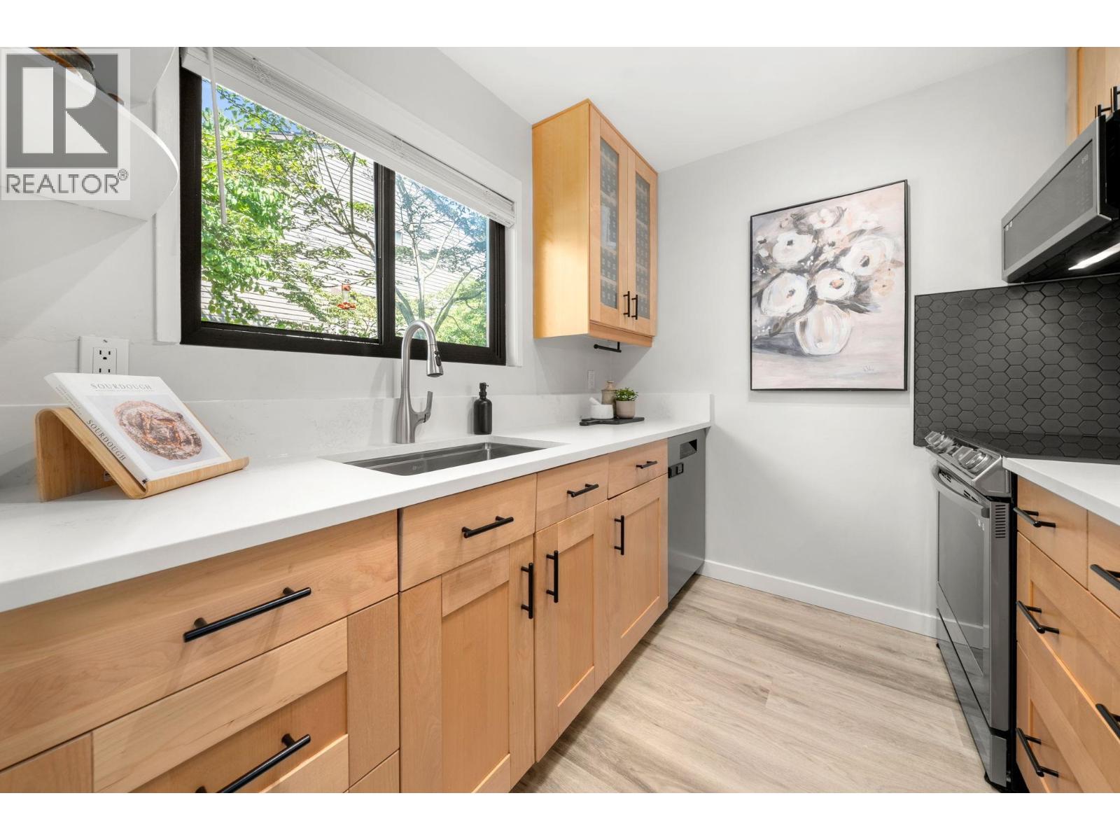 18 220 E 11TH STREET, North Vancouver