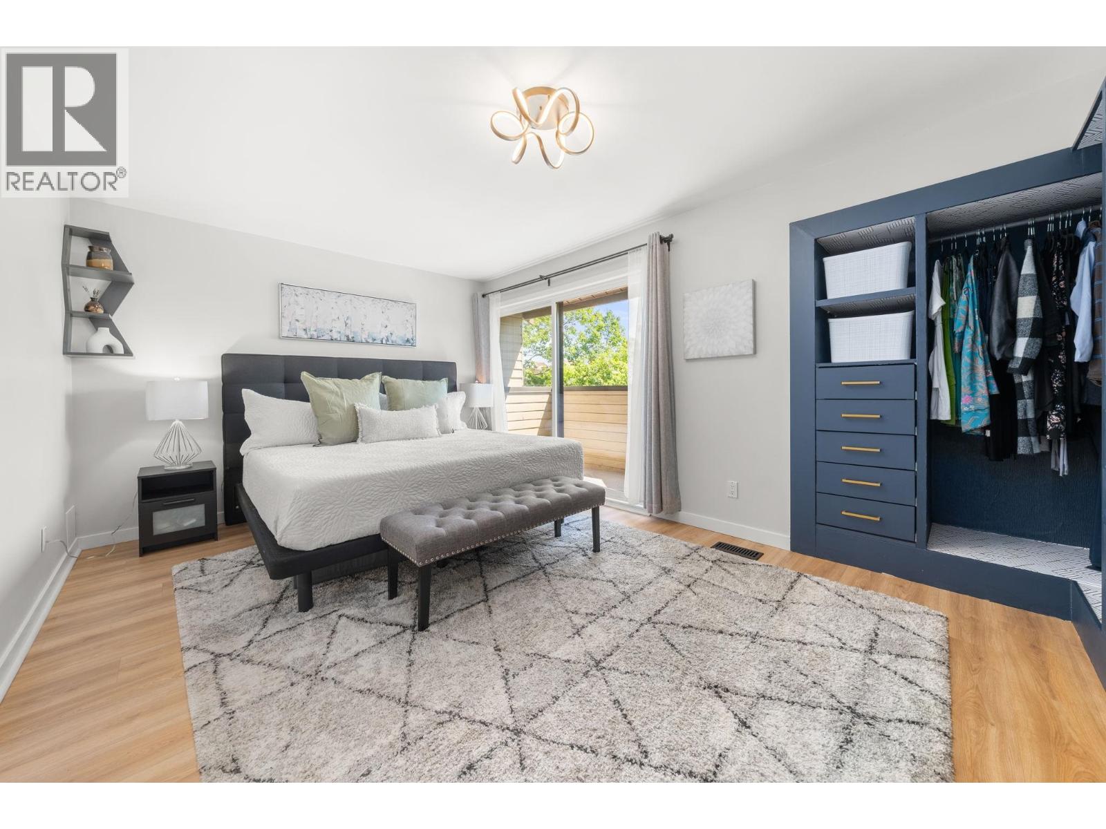 18 220 E 11TH STREET, North Vancouver