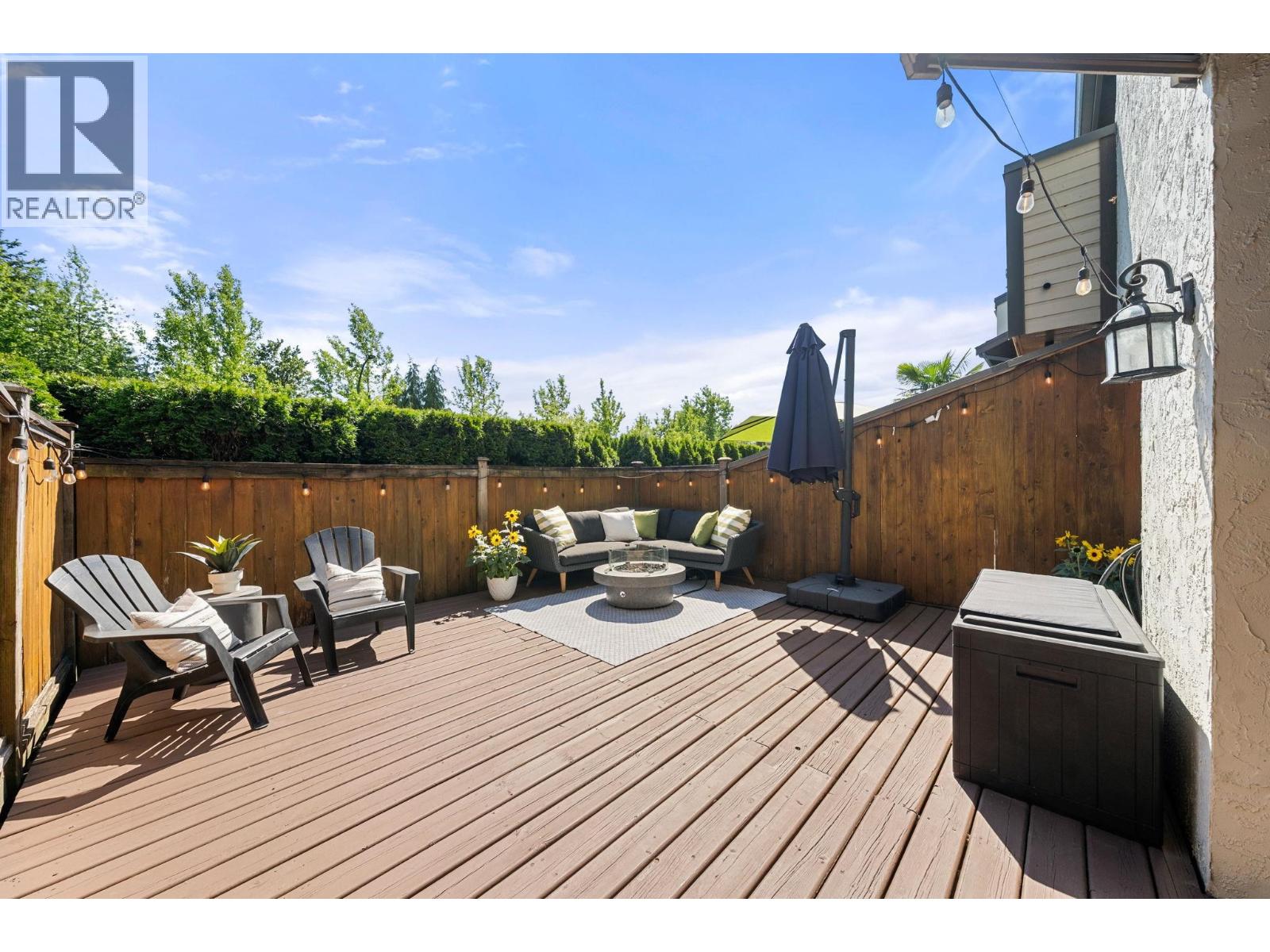 18 220 E 11TH STREET — photo 2