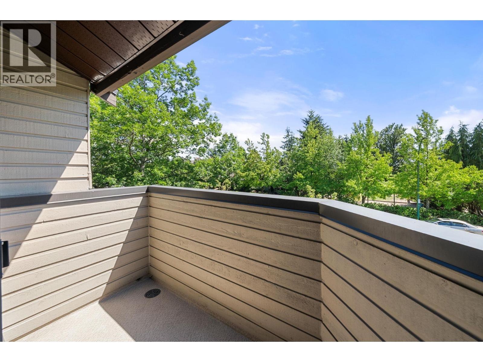 18 220 E 11TH STREET, North Vancouver