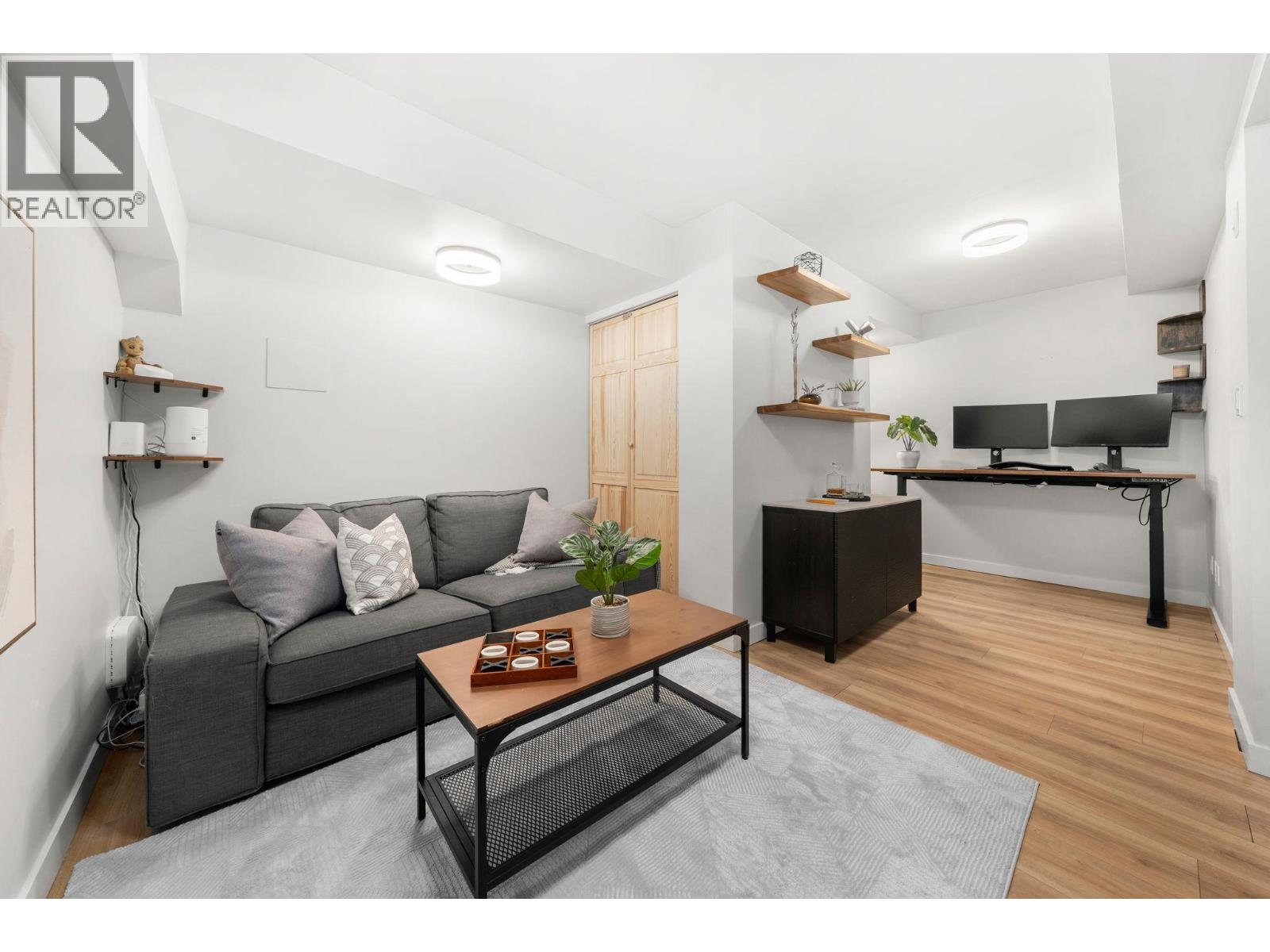 18 220 E 11TH STREET, North Vancouver