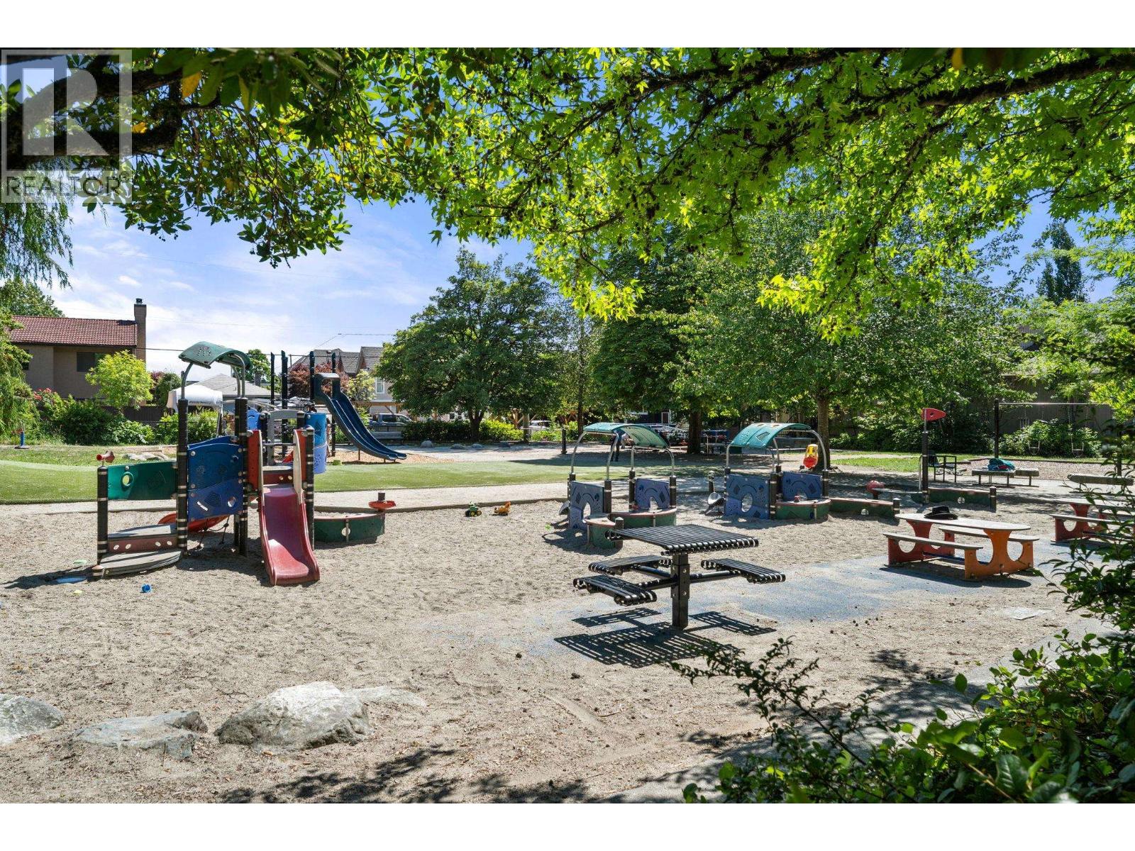 18 220 E 11TH STREET, North Vancouver