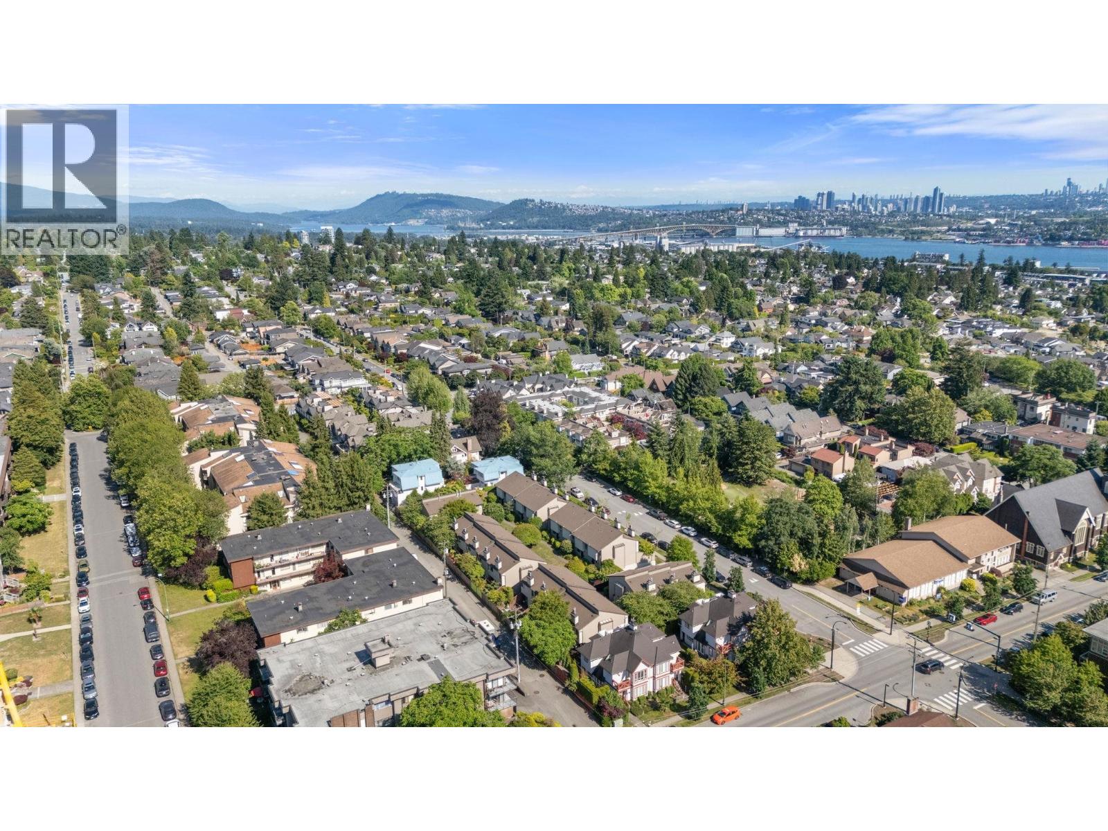 18 220 E 11TH STREET, North Vancouver