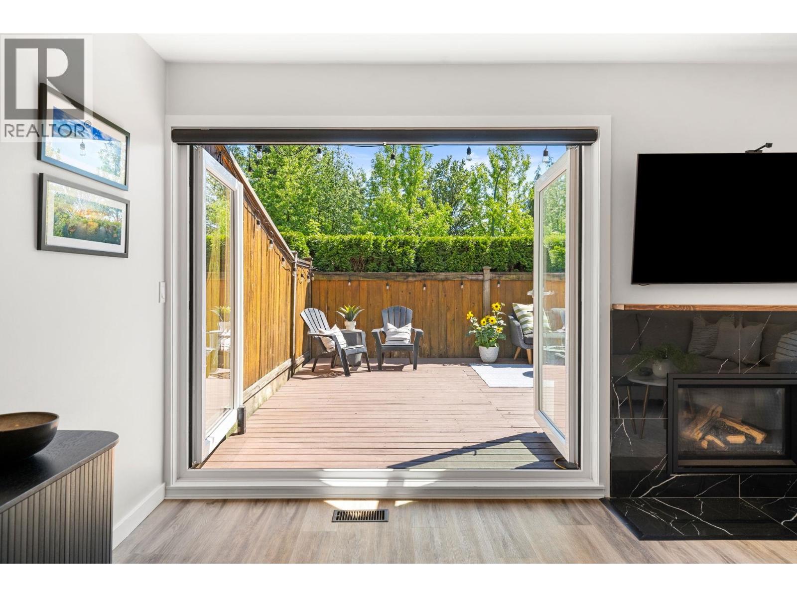 18 220 E 11TH STREET, North Vancouver