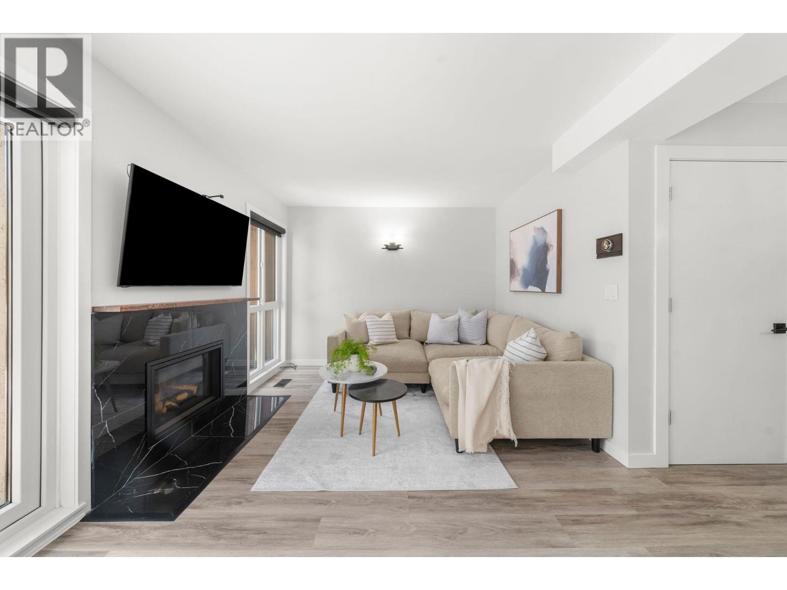 18 220 E 11TH STREET, North Vancouver