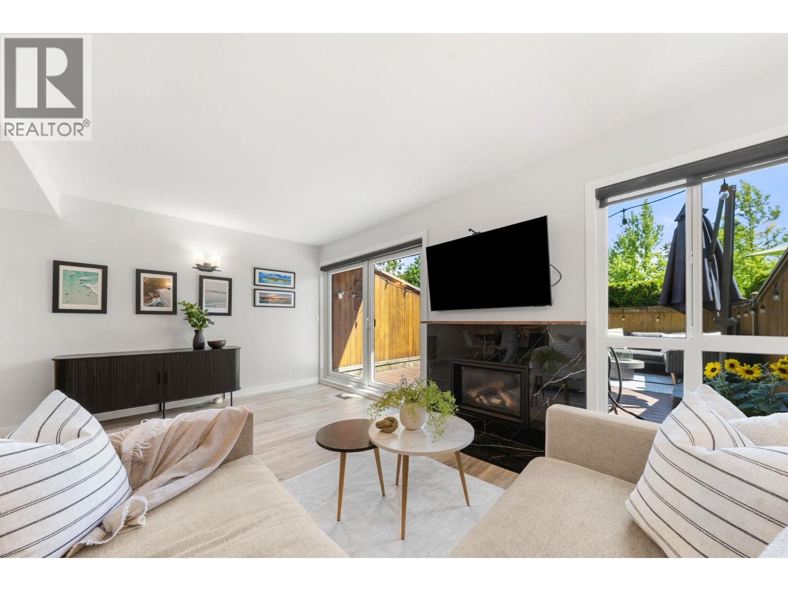 18 220 E 11TH STREET, North Vancouver