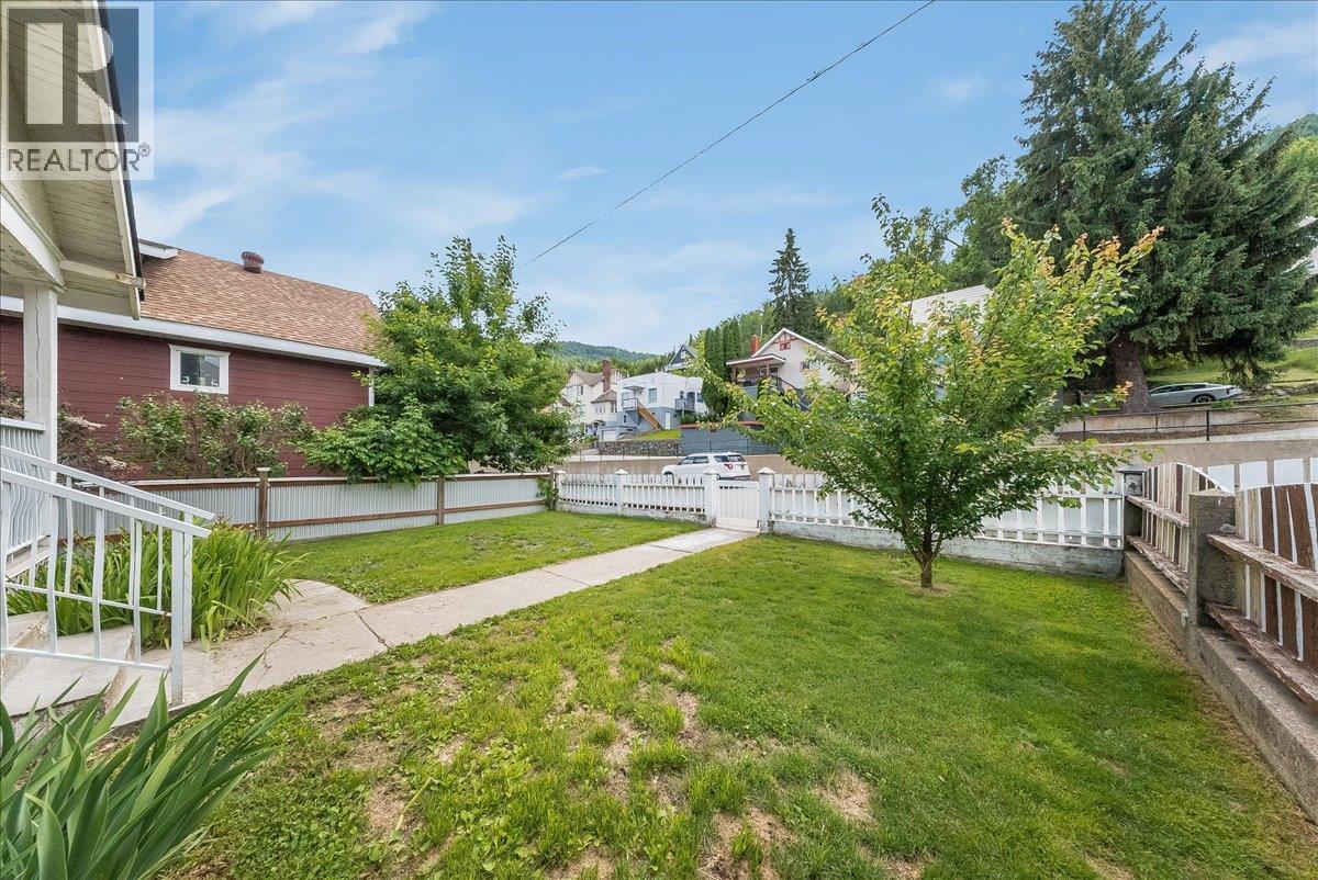 1133 Nelson Avenue, Trail
