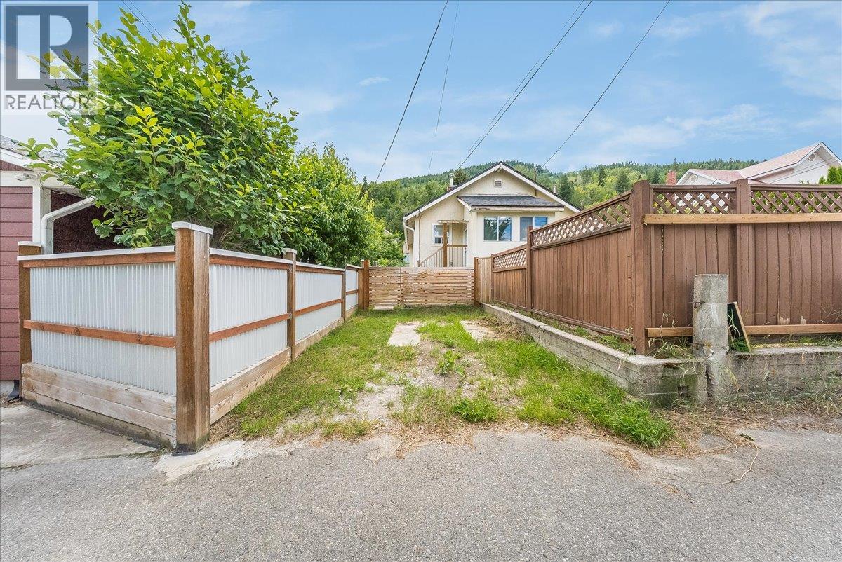 1133 Nelson Avenue, Trail