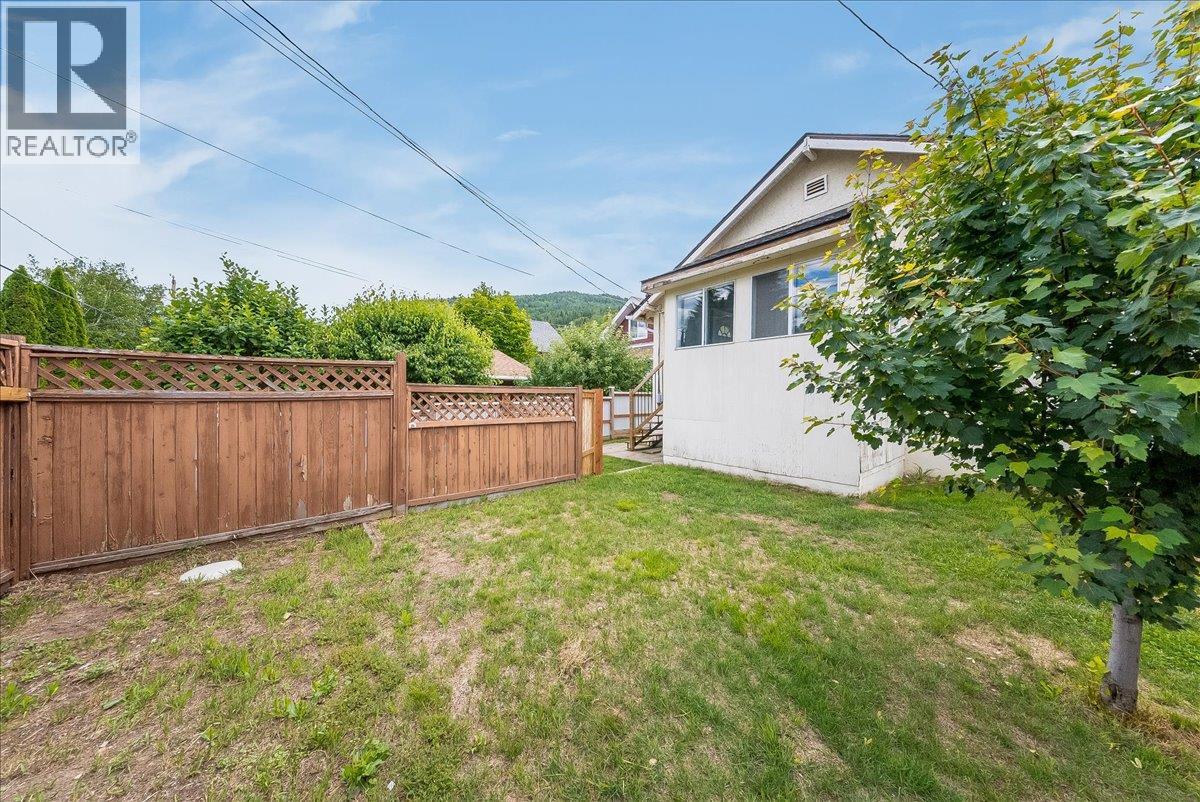 1133 Nelson Avenue, Trail