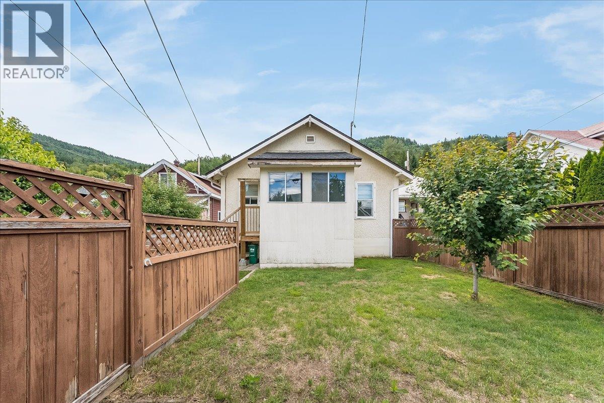 1133 Nelson Avenue, Trail
