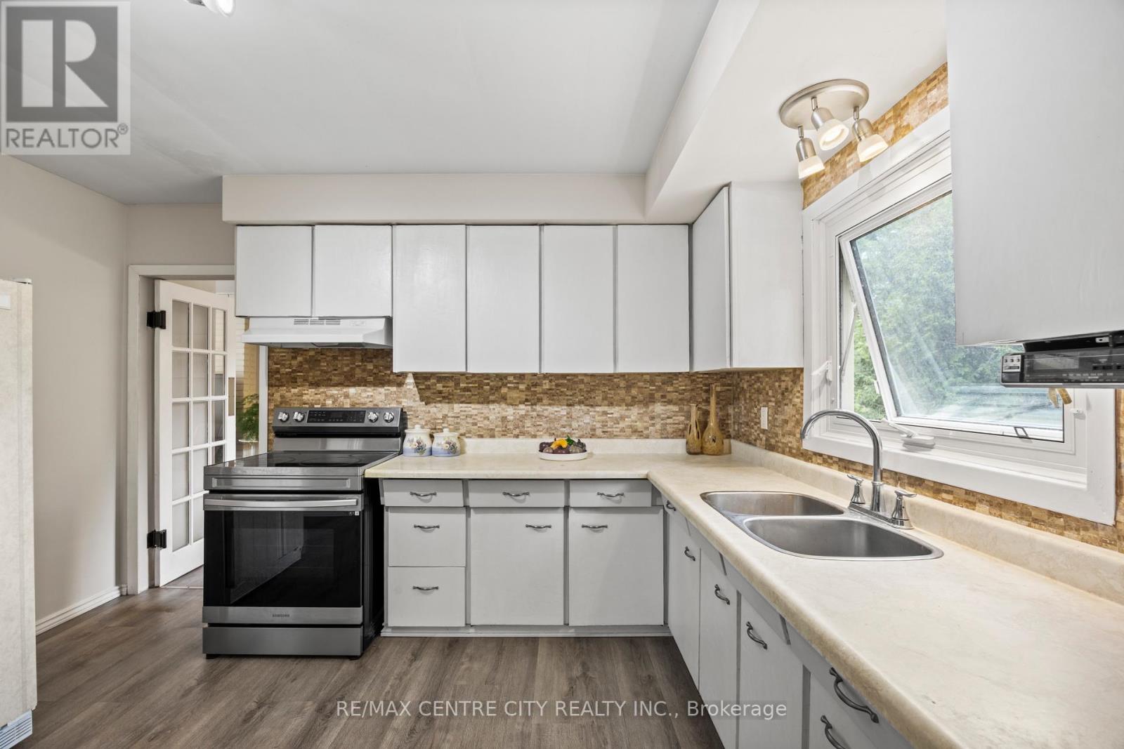 580 SALWAY STREET - 16