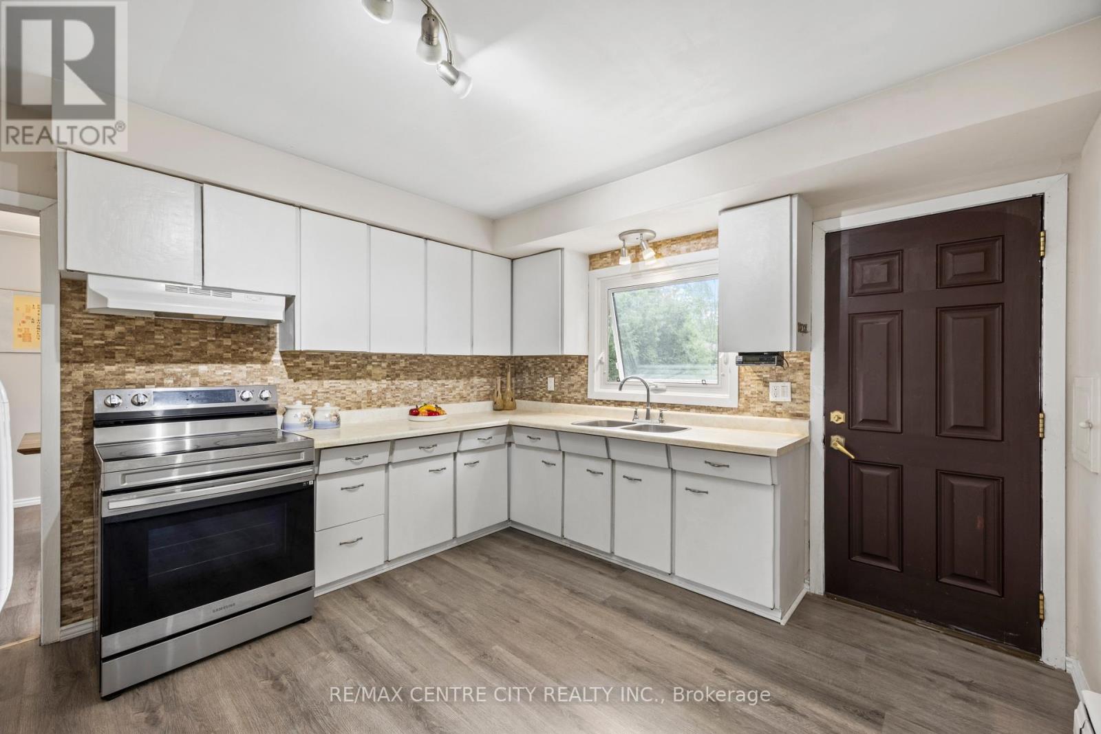 580 SALWAY STREET - 18