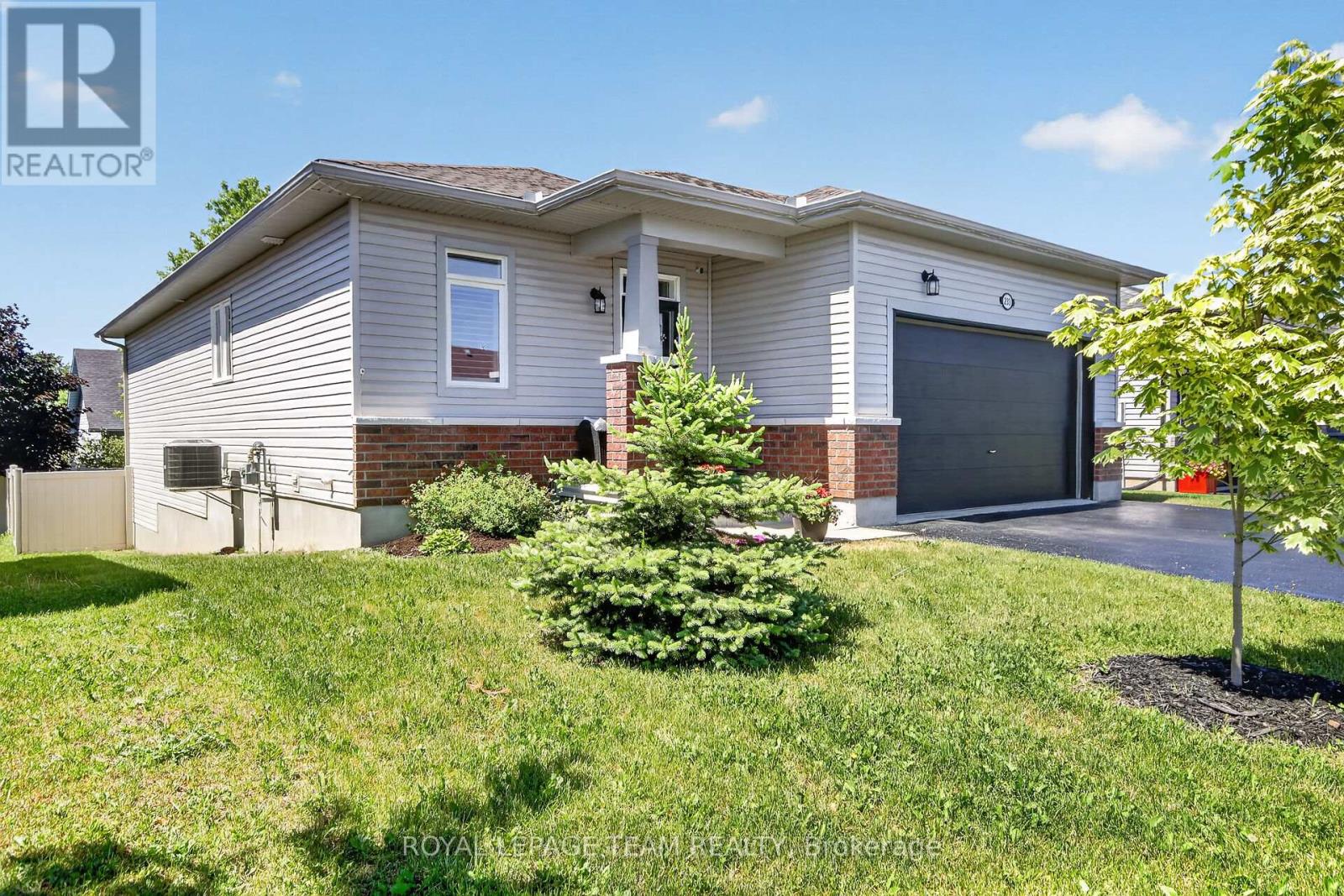 3 Bed, 3 Bath House for Sale in Arnprior – 233 EDEY STREET, Arnprior – MLS# X13465106 - Image 2