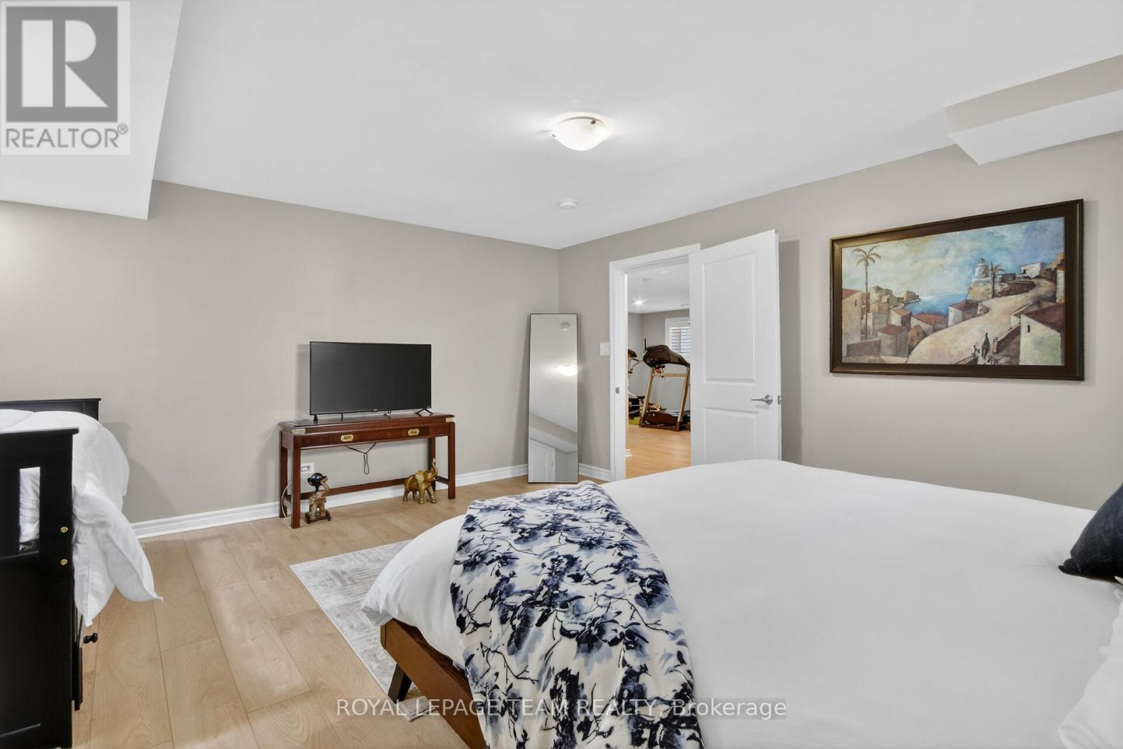 233 EDEY STREET - 32