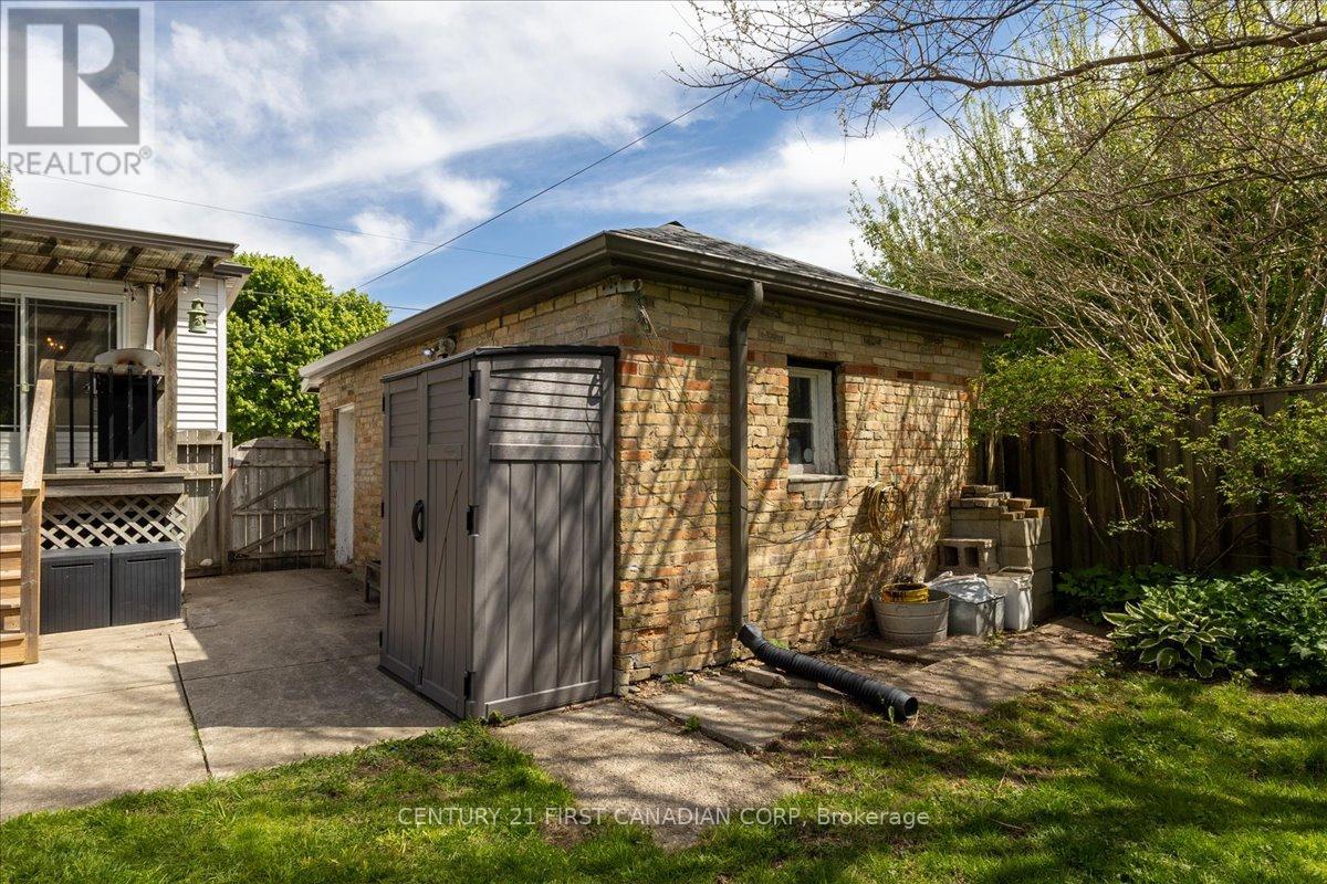 747 WHETTER AVENUE - 32