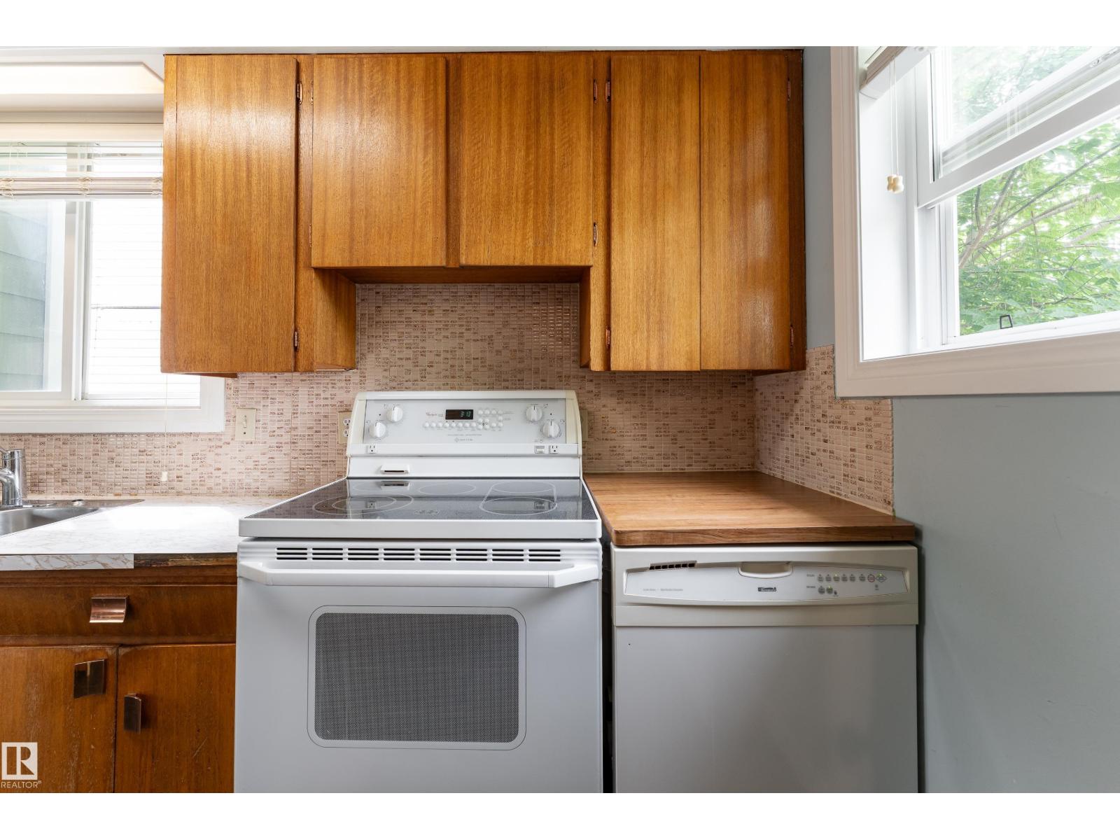 7528 82 AV NW — photo 14