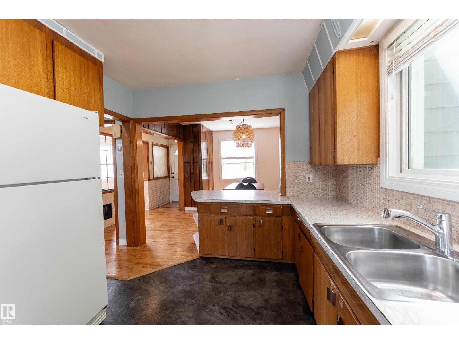 7528 82 AV NW — photo 17