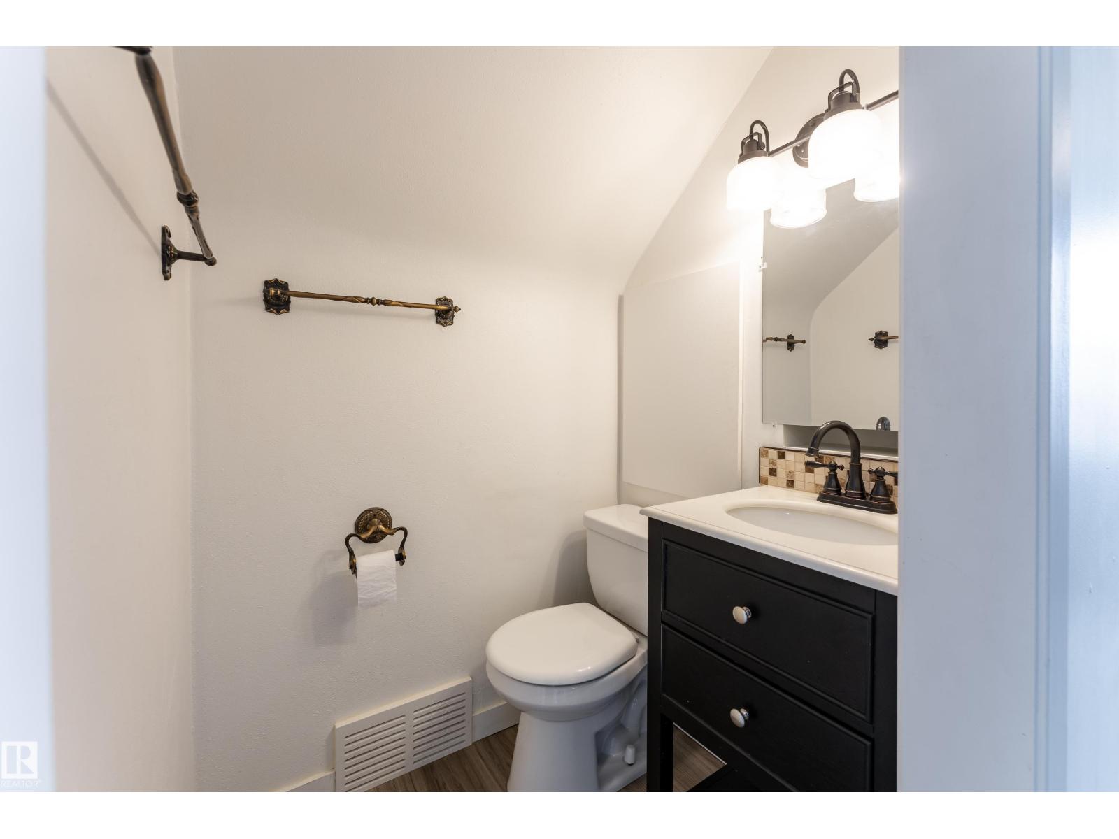 7528 82 AV NW — photo 27