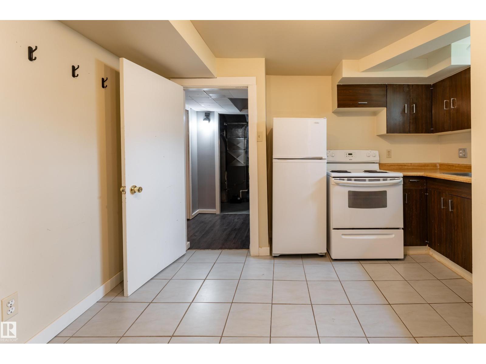 7528 82 AV NW — photo 38