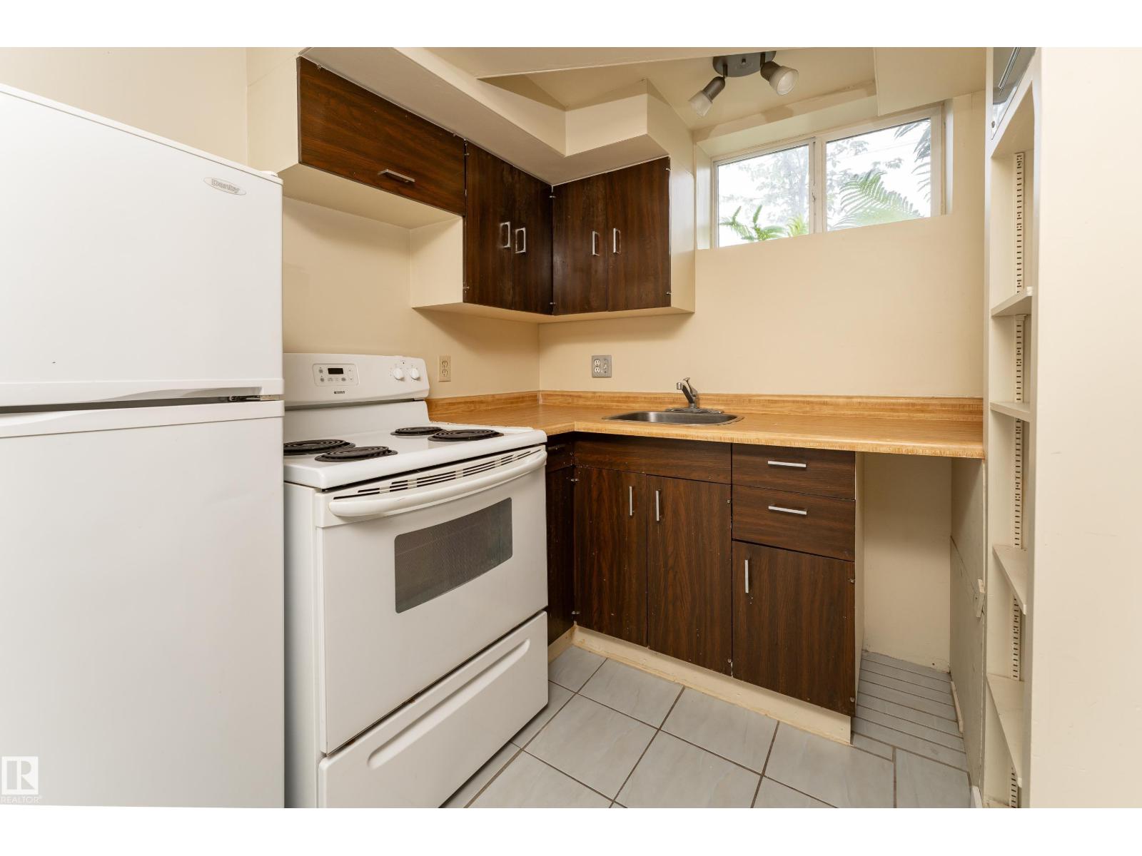 7528 82 AV NW — photo 39