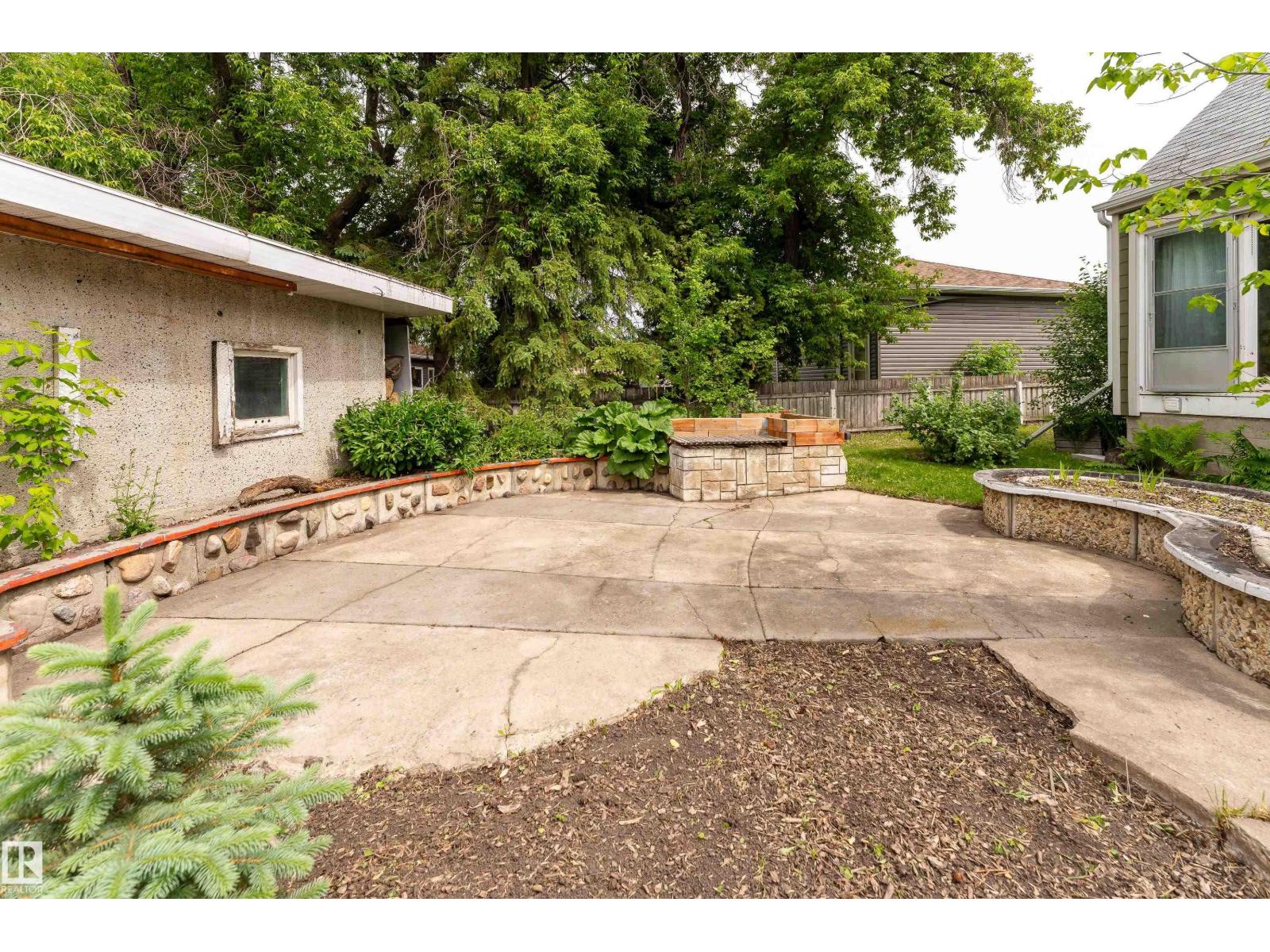 7528 82 AV NW — photo 48