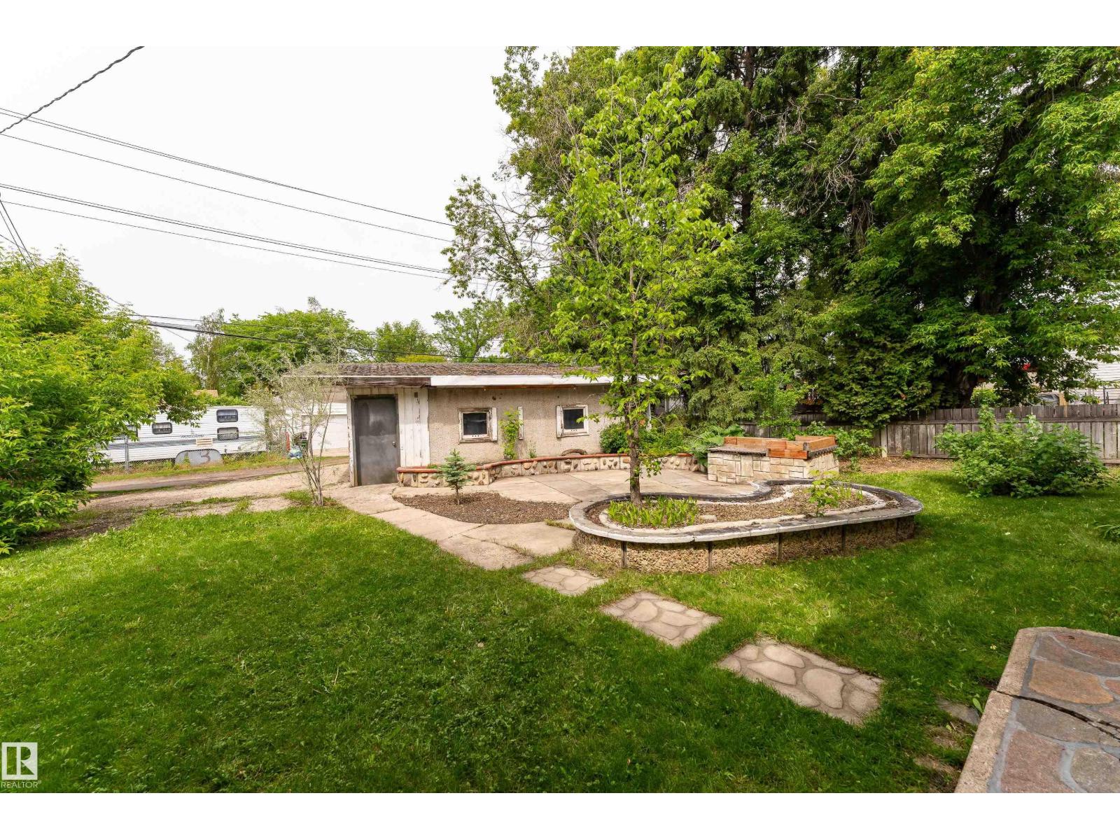 7528 82 AV NW — photo 49