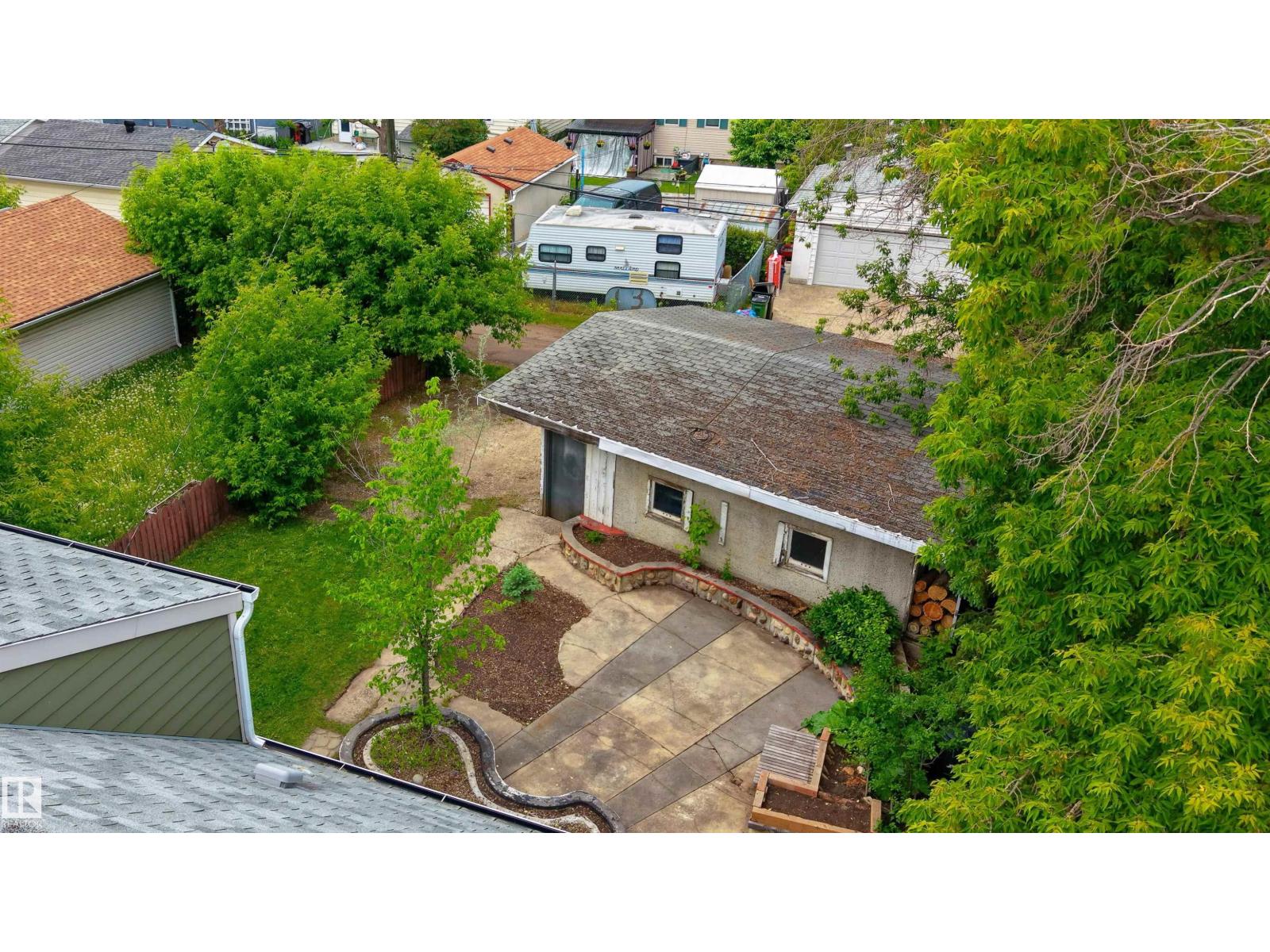 7528 82 AV NW — photo 57