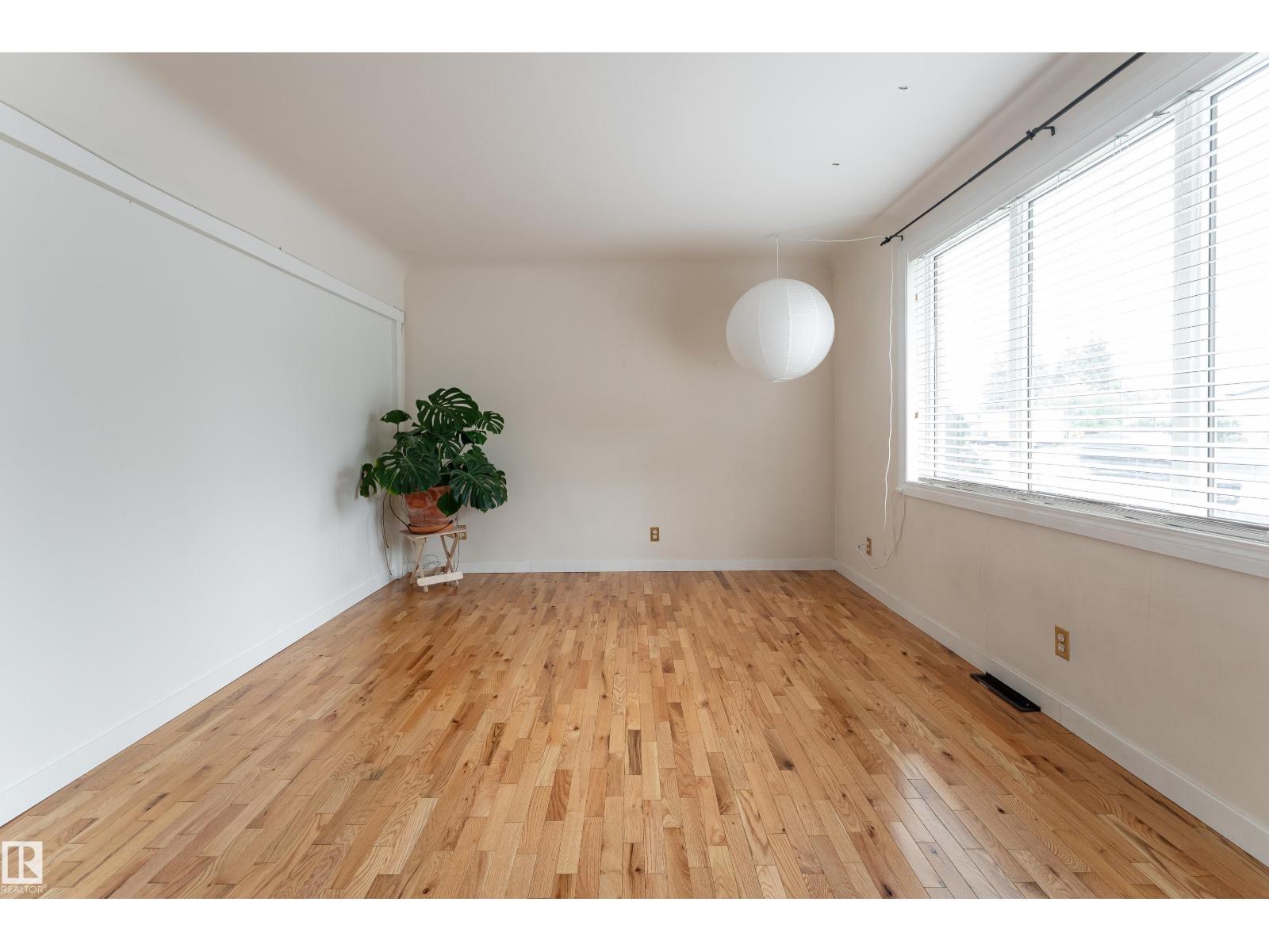 7528 82 AV NW — photo 6