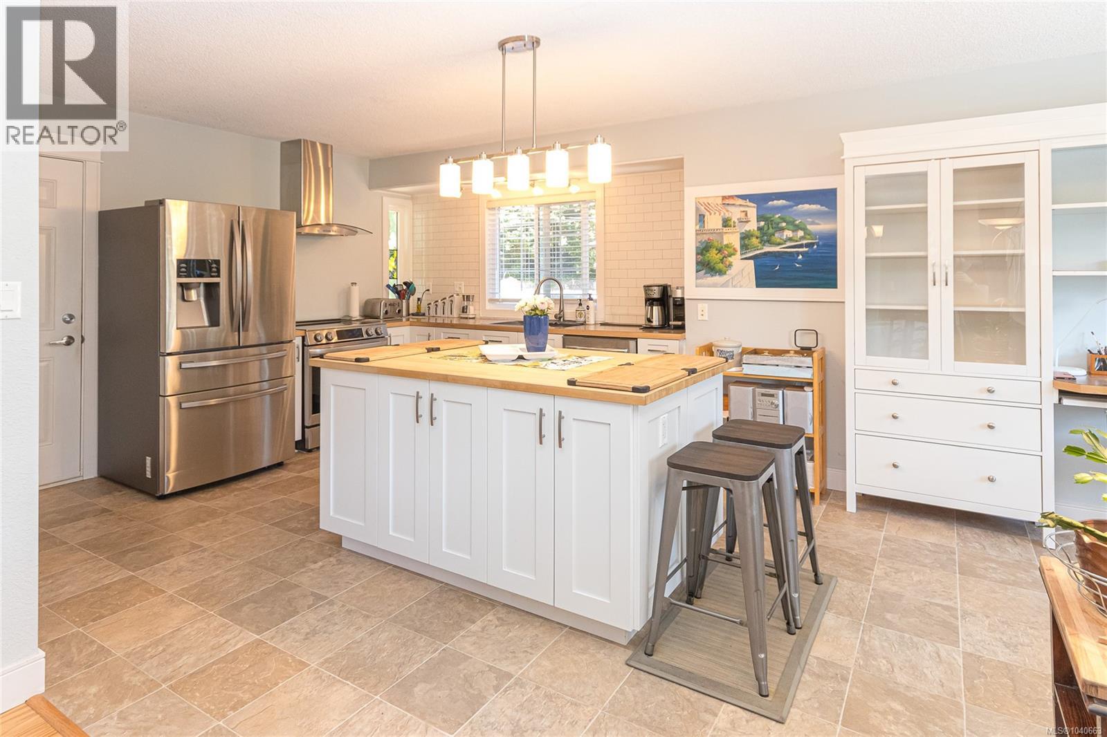 10885 Boas Rd, North Saanich