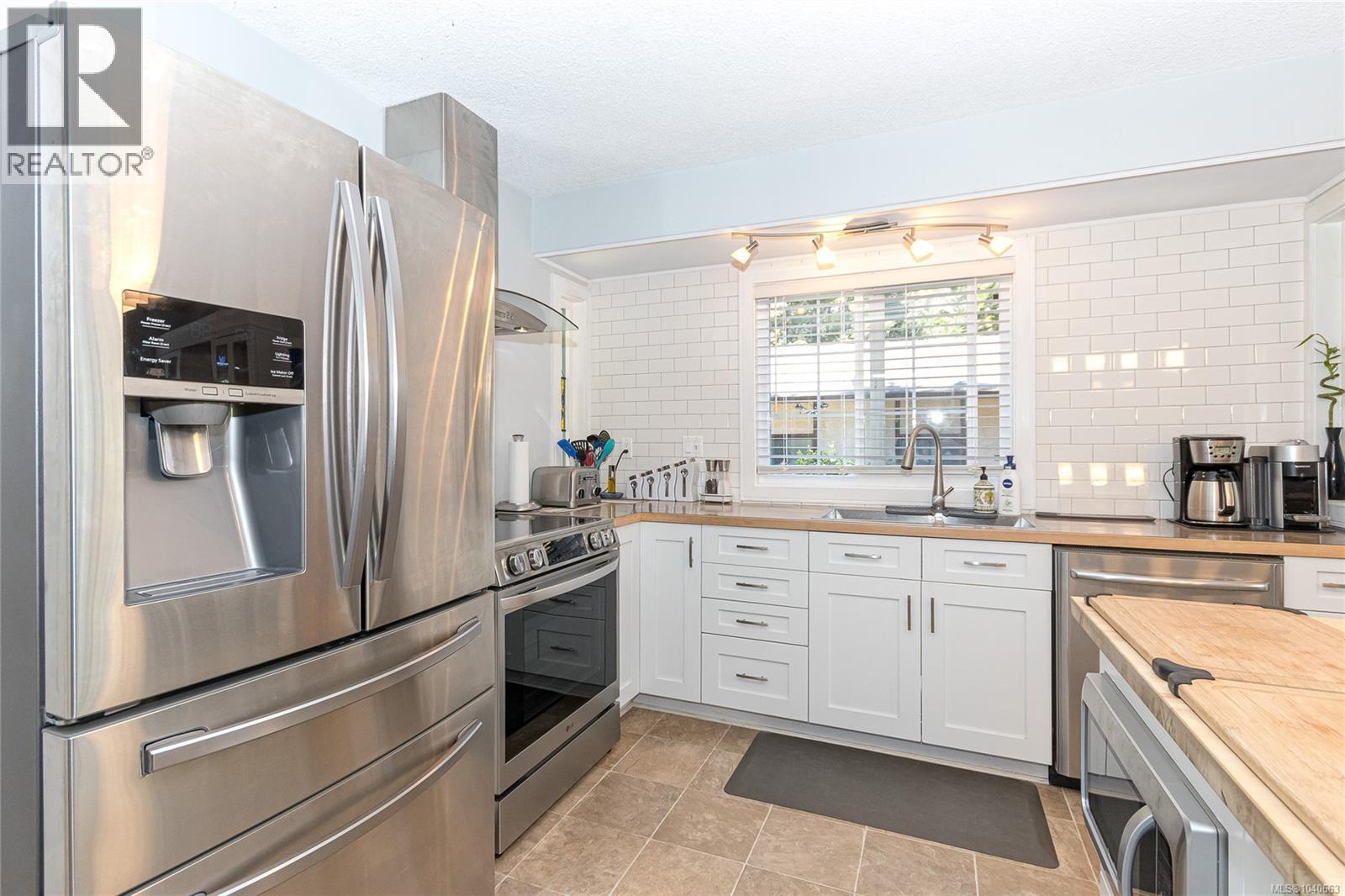 10885 Boas Rd, North Saanich