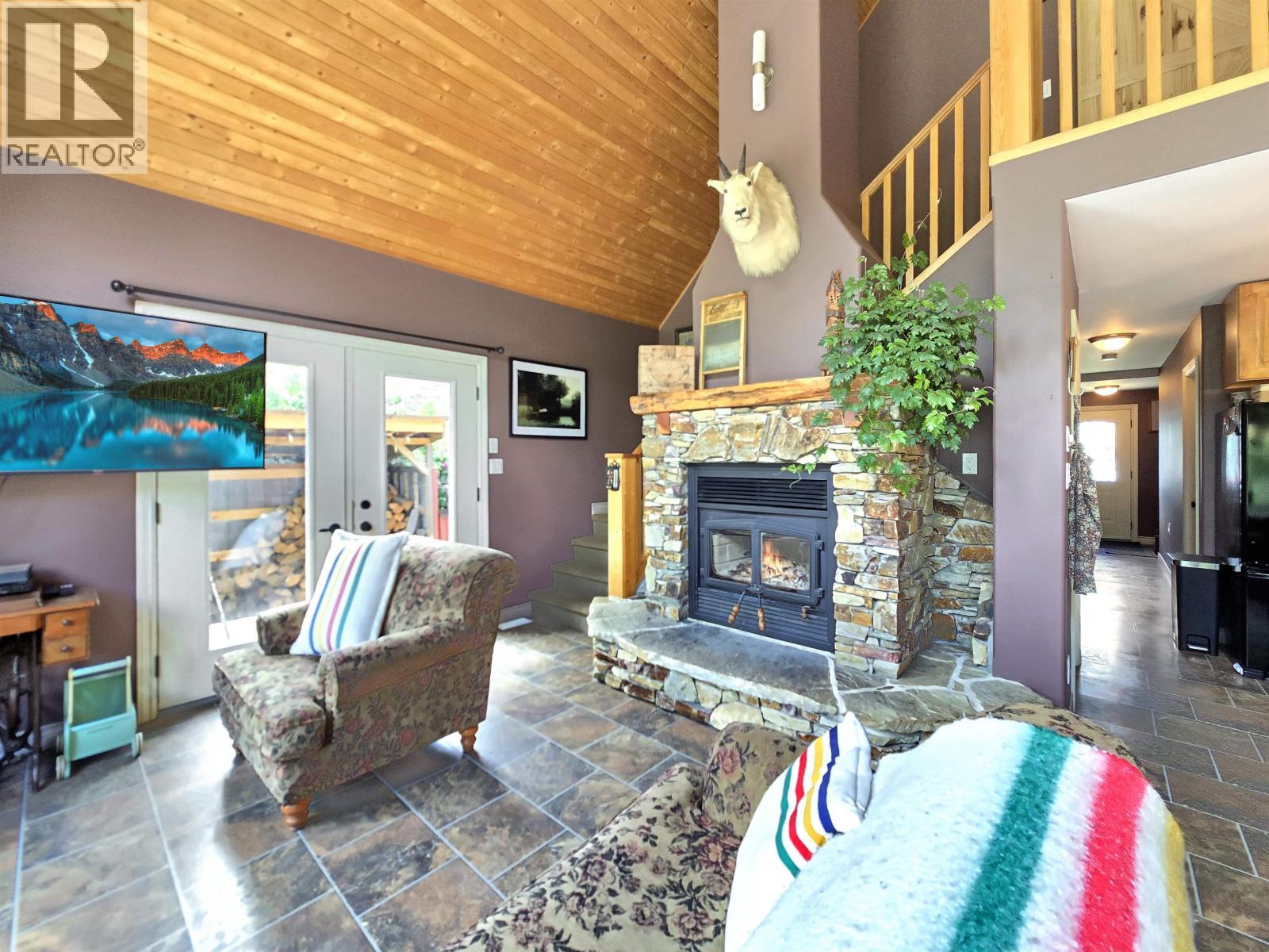 886 4TH AVENUE - 5