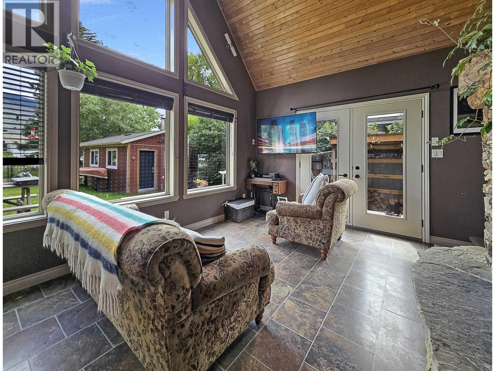 886 4TH AVENUE - 4