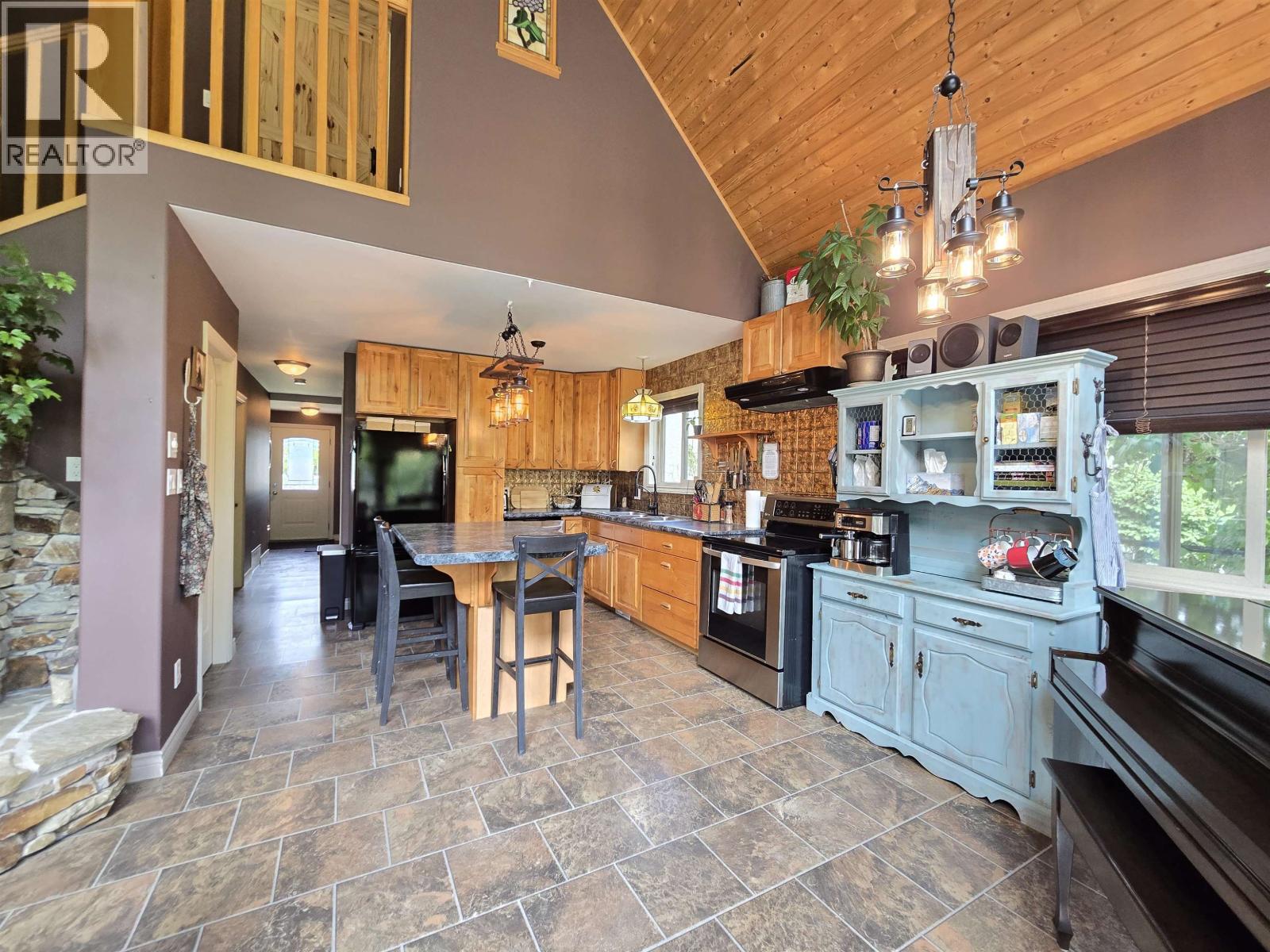 886 4TH AVENUE - 6