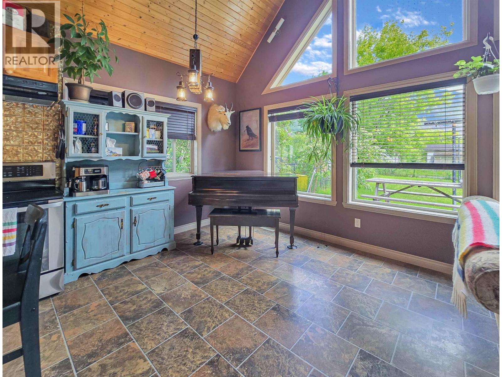 886 4TH AVENUE - 7