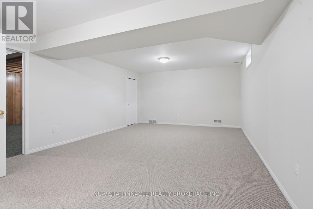 #13 825 SHELBORNE STREET - 33