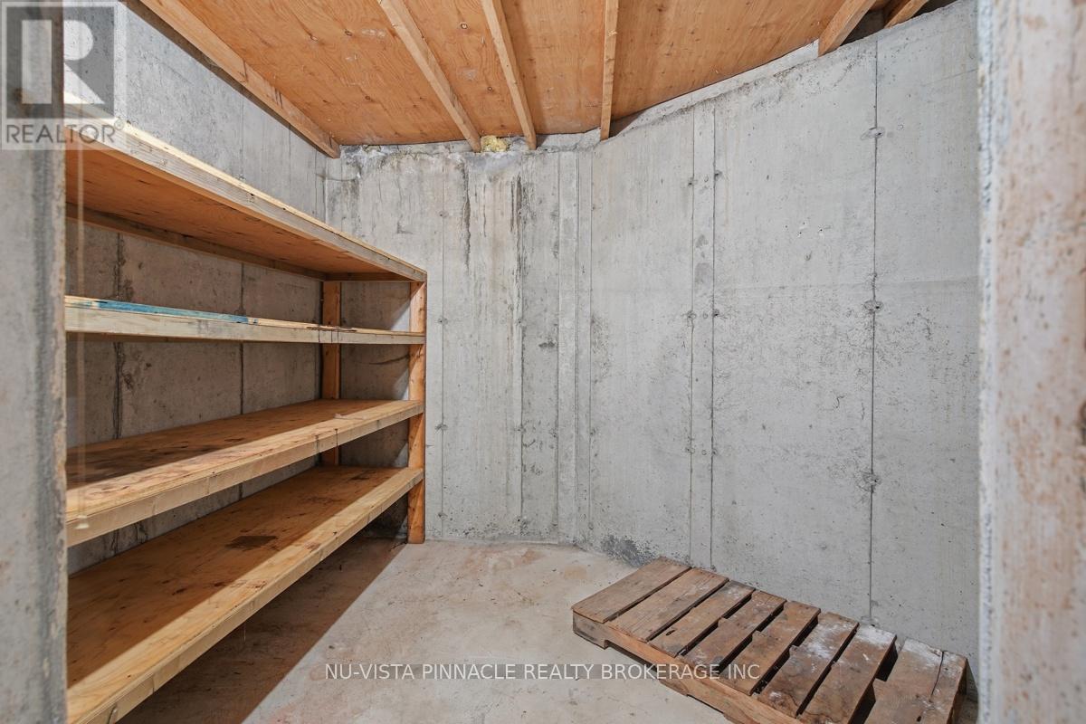 #13 825 SHELBORNE STREET - 43