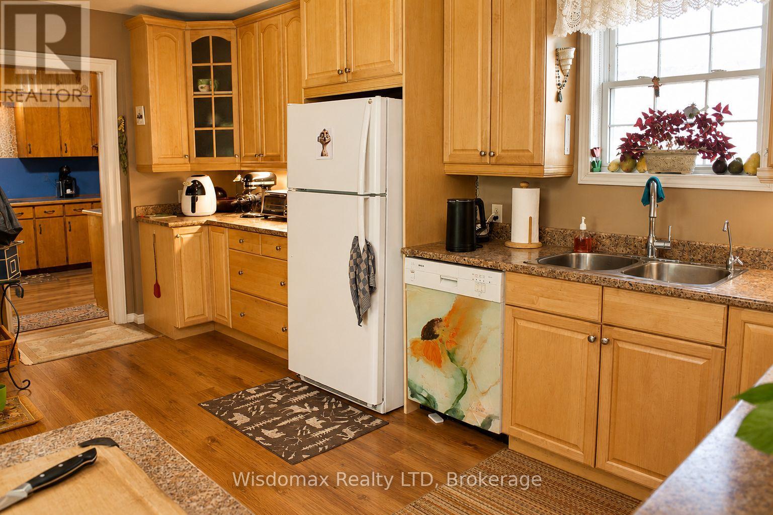 10 ROSE AVENUE - 21
