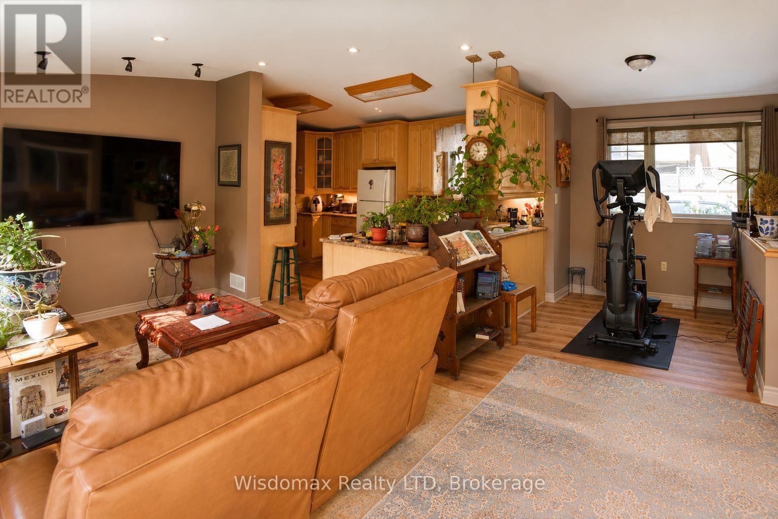 10 ROSE AVENUE - 23