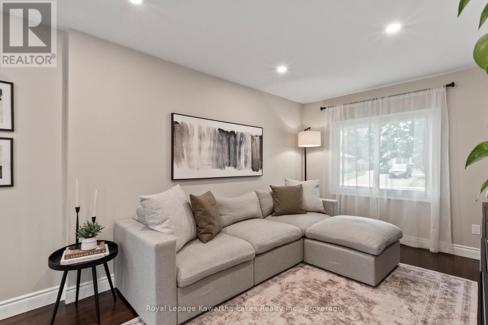 32 SIMCOE STREET - 9