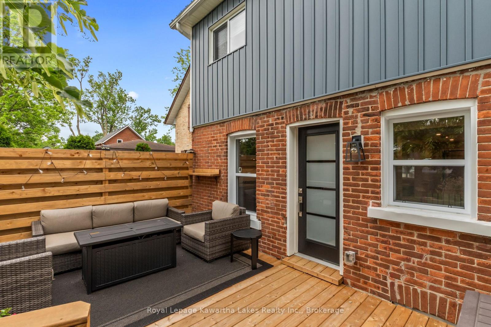 32 SIMCOE STREET - 32