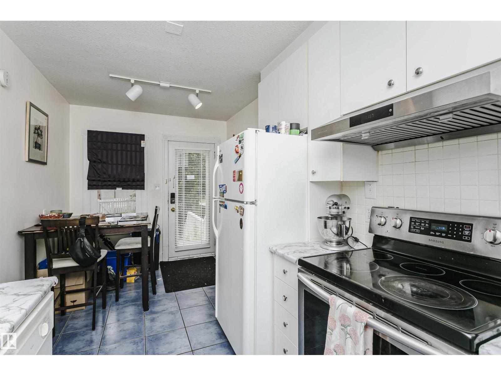 11105 81 AV NW — photo 13