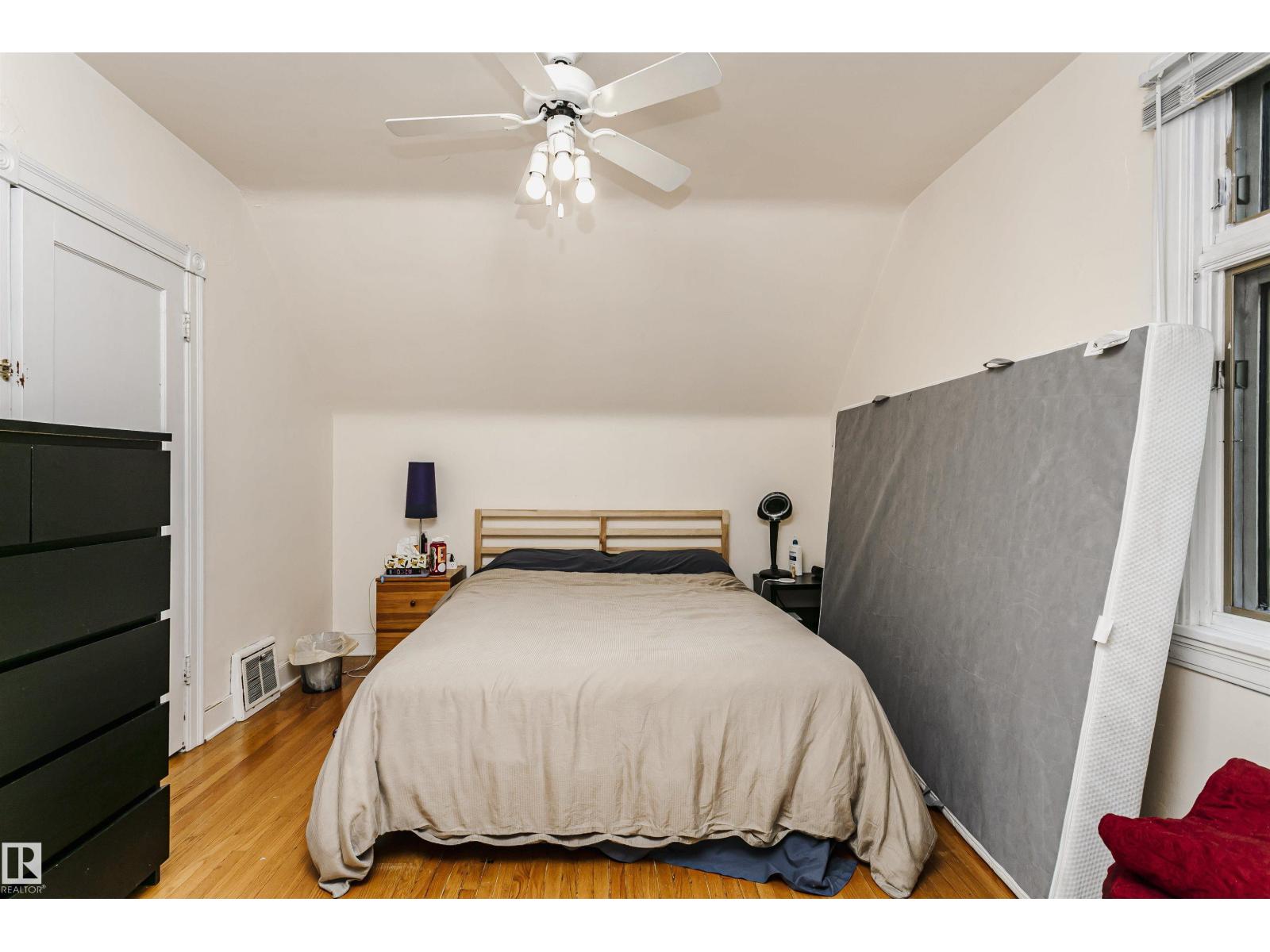 11105 81 AV NW — photo 17