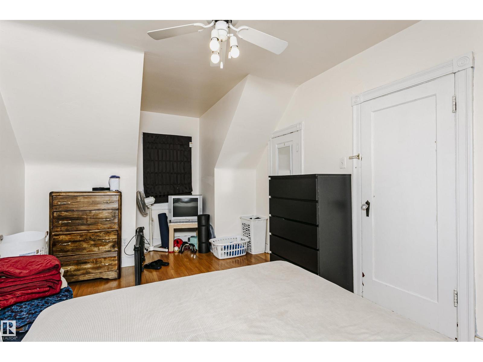 11105 81 AV NW — photo 18