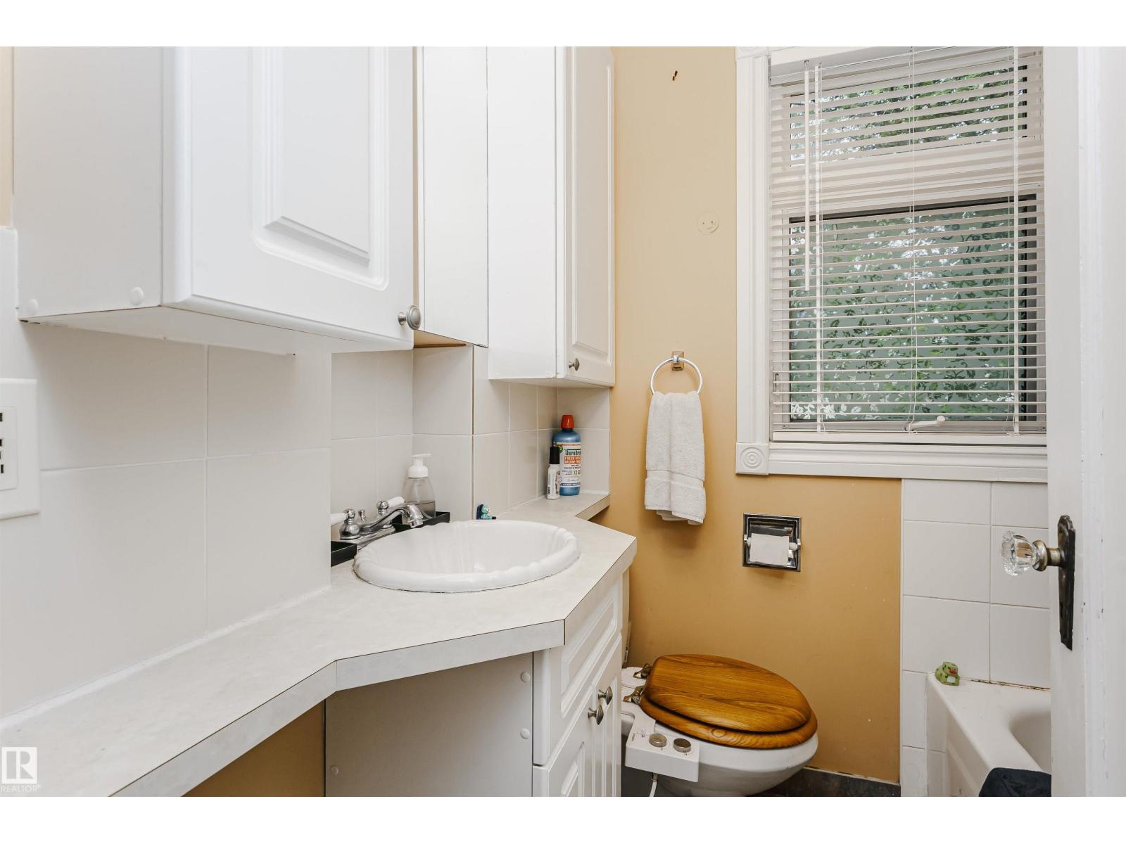 11105 81 AV NW — photo 21