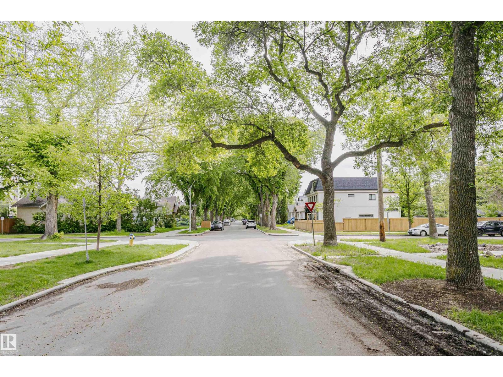 11105 81 AV NW — photo 32