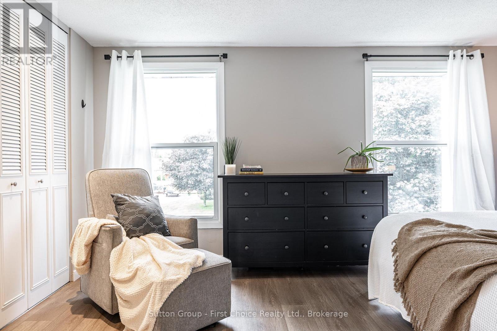 112 KATHRYN CRESCENT - 21